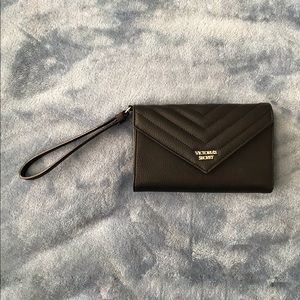 Victoria’s Pebbled V-Quilt Tech Clutch